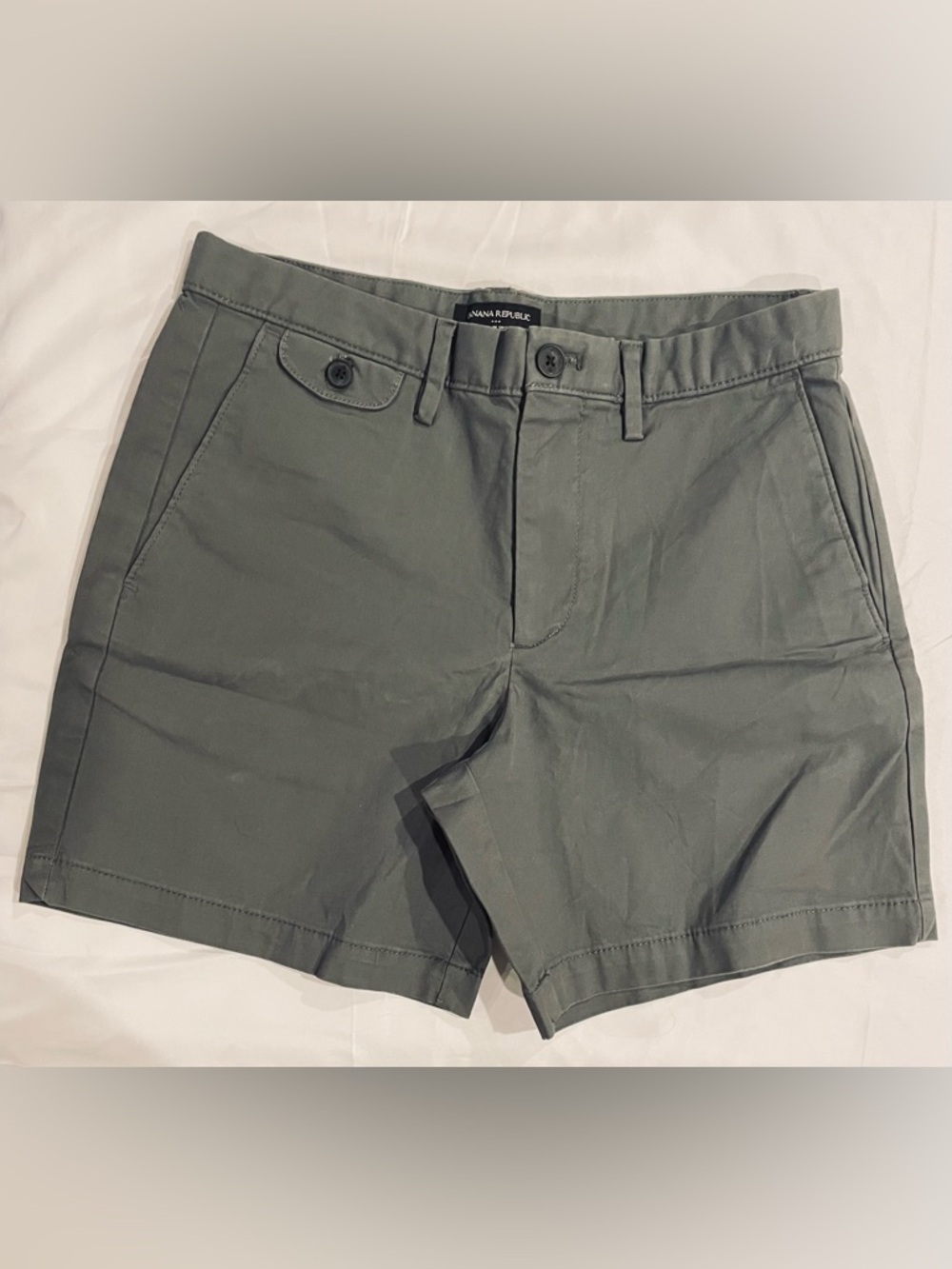 NWT Banana Republic Lived In Short, size 30, inseam 6.5 inches, grey